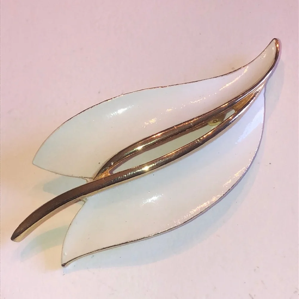 Vintage White Enamel Gold Tone Retro Brooch Shoulder Pin